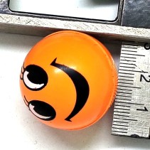 Pomiar średnicy piłeczki skoczka kauczukowego przy użyciu metalowej linijki – wynik ok. 3 cm