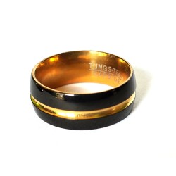 Wnętrze obrączki wolframowej z grawerem Tungsten Carbide – widoczne złote wykończenie Comfort Fit