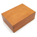 Zamknięta drewniana szkatułka na biżuterię o wymiarach 22x16x8 cm, widok z góry na naturalne, jasnobrązowe drewno.