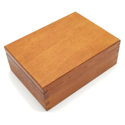 Zamknięta drewniana szkatułka na biżuterię o wymiarach 22x16x8 cm, widok z góry na naturalne, jasnobrązowe drewno.