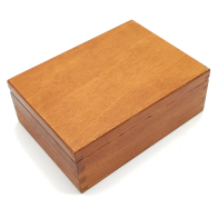Zamknięta drewniana szkatułka na biżuterię o wymiarach 22x16x8 cm, widok z góry na naturalne, jasnobrązowe drewno.