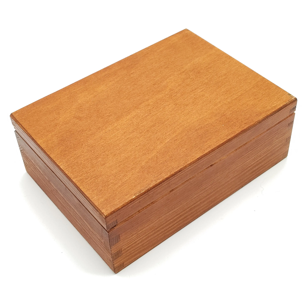 Zamknięta drewniana szkatułka na biżuterię o wymiarach 22x16x8 cm, widok z góry na naturalne, jasnobrązowe drewno.
