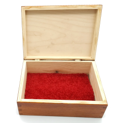 Otwarta, pusta drewniana szkatułka na biżuterię 22x16x8 cm z widocznym, miękkim wyścieleniem w kolorze czerwonym.